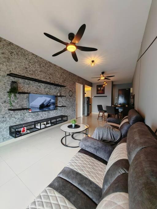 Industrial Design Simfoni 3 Bedroom W Netflix And Wi-Fi Cheras Exterior photo